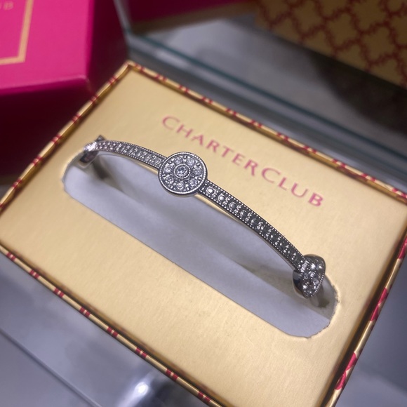 Gorgeous Bangle Style Bracelet - Picture 2 of 4